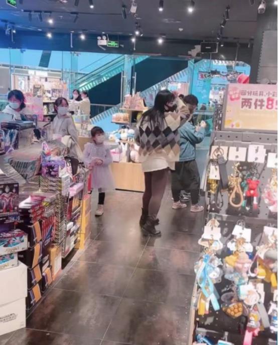 李菁菁|52岁李菁菁患癌后逛店撩发跳舞，90后老公站老远，被旁边孩子盯着