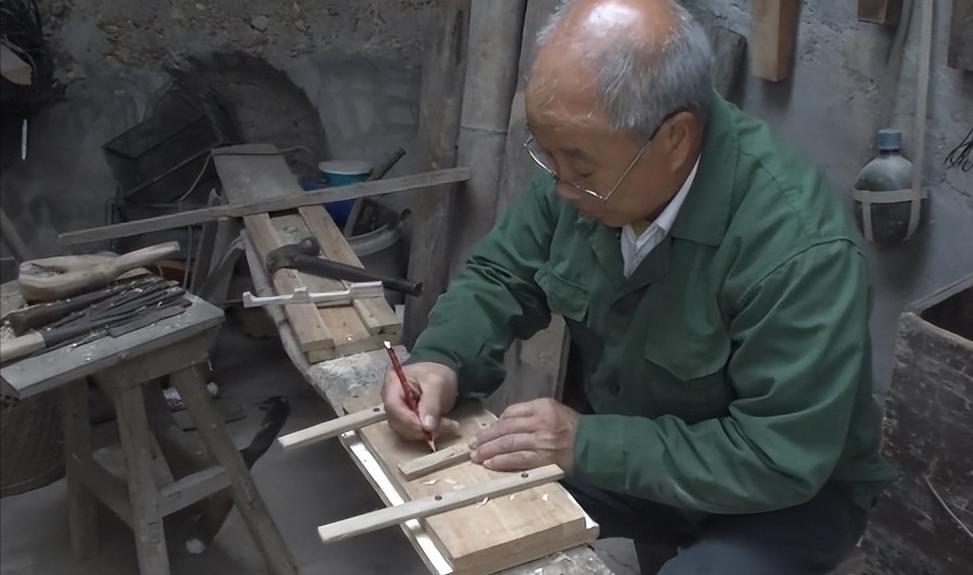 福建70岁老爷爷,为孙子做木头螃蟹车走红,网友称他“当代鲁班”