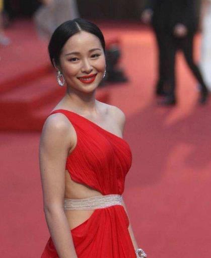 江一燕|江一燕红毯现场“翻车”,腰间有两层赘肉,和刘亦菲比像大妈