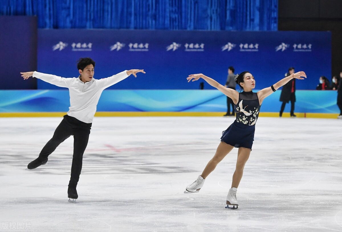 雙人滑|賽后“吻胸”引熱議，雙人滑名將再陷輿論中心，兩人關系被揣測