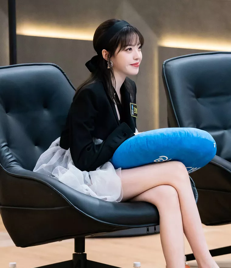 王文也|王文也携男友甜蜜春游，屈膝拍照配合男方身高，才24岁已当导演