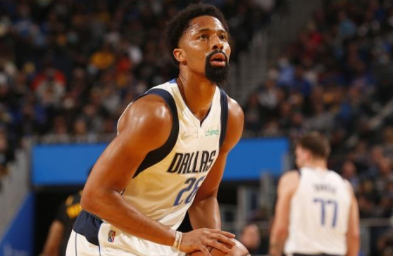 勇士队|1-26！NBA诞生超级逆转，科尔库里被打懵，勇士球迷鸦雀无声