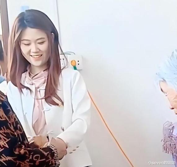 朱之文|大衣哥新儿媳正面照引热议，被说不如陈亚男漂亮，网友：人品第一