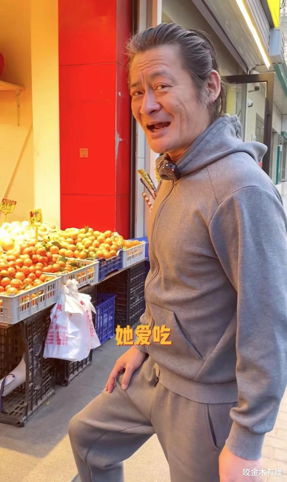 景岗山现身地摊买水果,前额川字纹又长又深,网友:纯纯的酒蒙子