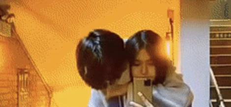 萌宝|萌娃长大了!天天有女朋友,依偎亲脸好亲密,女方火辣穿着惹热议