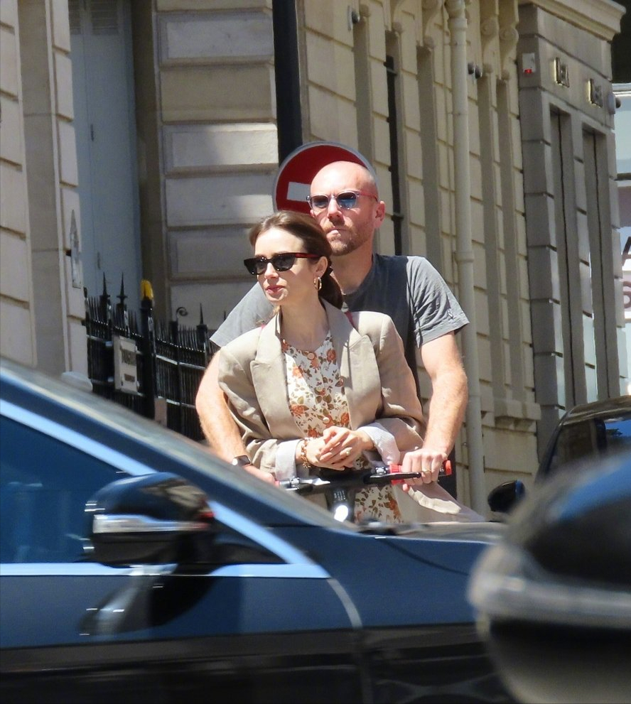 莉莉·柯林斯|另类秀恩爱！莉莉·柯林斯与老公同骑滑板车，老公年纪不大却谢顶