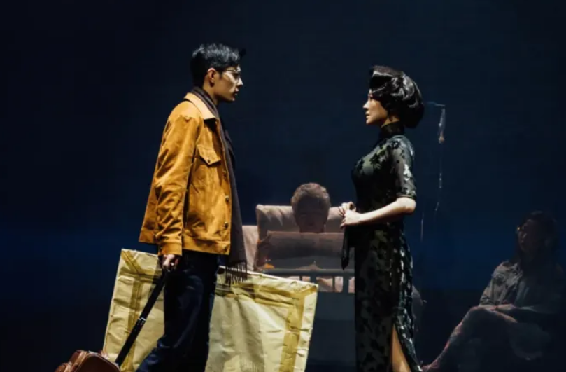 许晴|53岁许晴近照娇媚如少女！被男友人亲密搂肩，皮肤光滑似剥壳鸡蛋