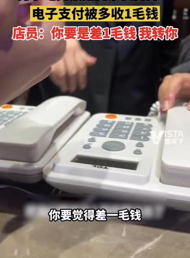 男子吃饭消费900多遇到反向抹零店员的一句话直接把他气得投诉