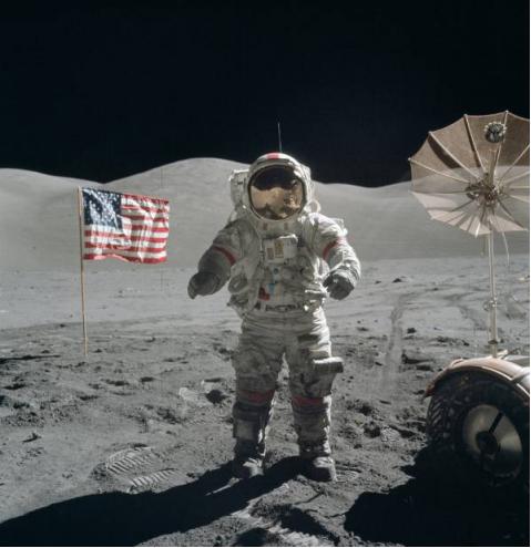 美国50年前登陆月球或是谎言,插在月球上的旗帜为何迎风飘扬?