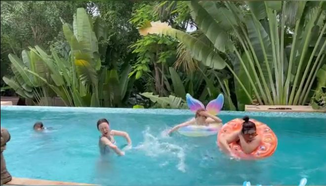 街拍|李小璐泳池中与人嬉闹，穿泳装秀好身材，落水后素颜模样大变