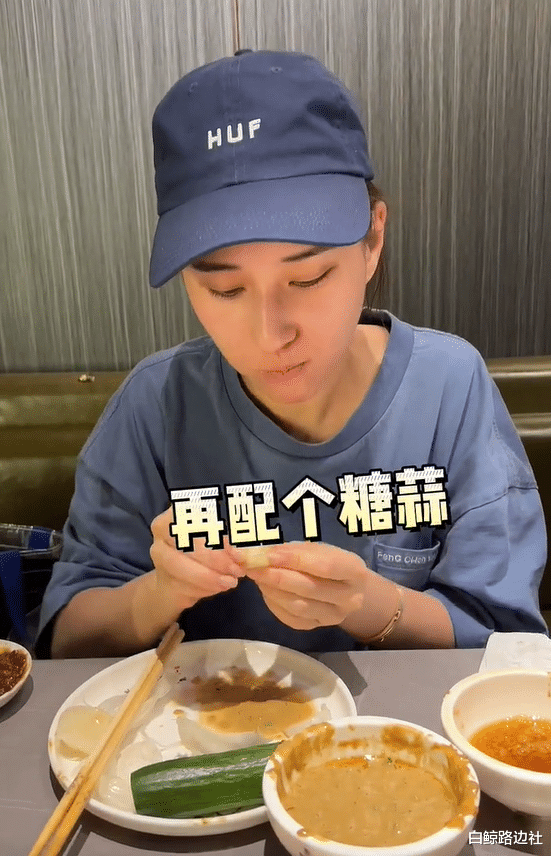 何超莲|赌王女儿何超莲深夜吃火锅！素颜出镜状态绝佳，一口吃掉整颗大蒜