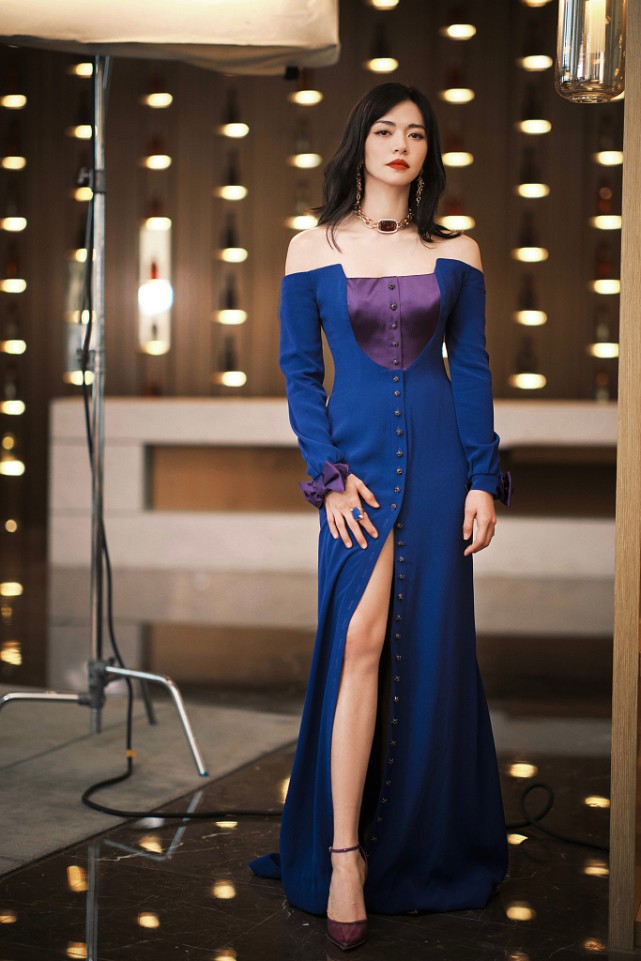 姚晨|姚晨不仅长得大气，衣品也是一等一的好，一袭抹胸长裙太高贵了