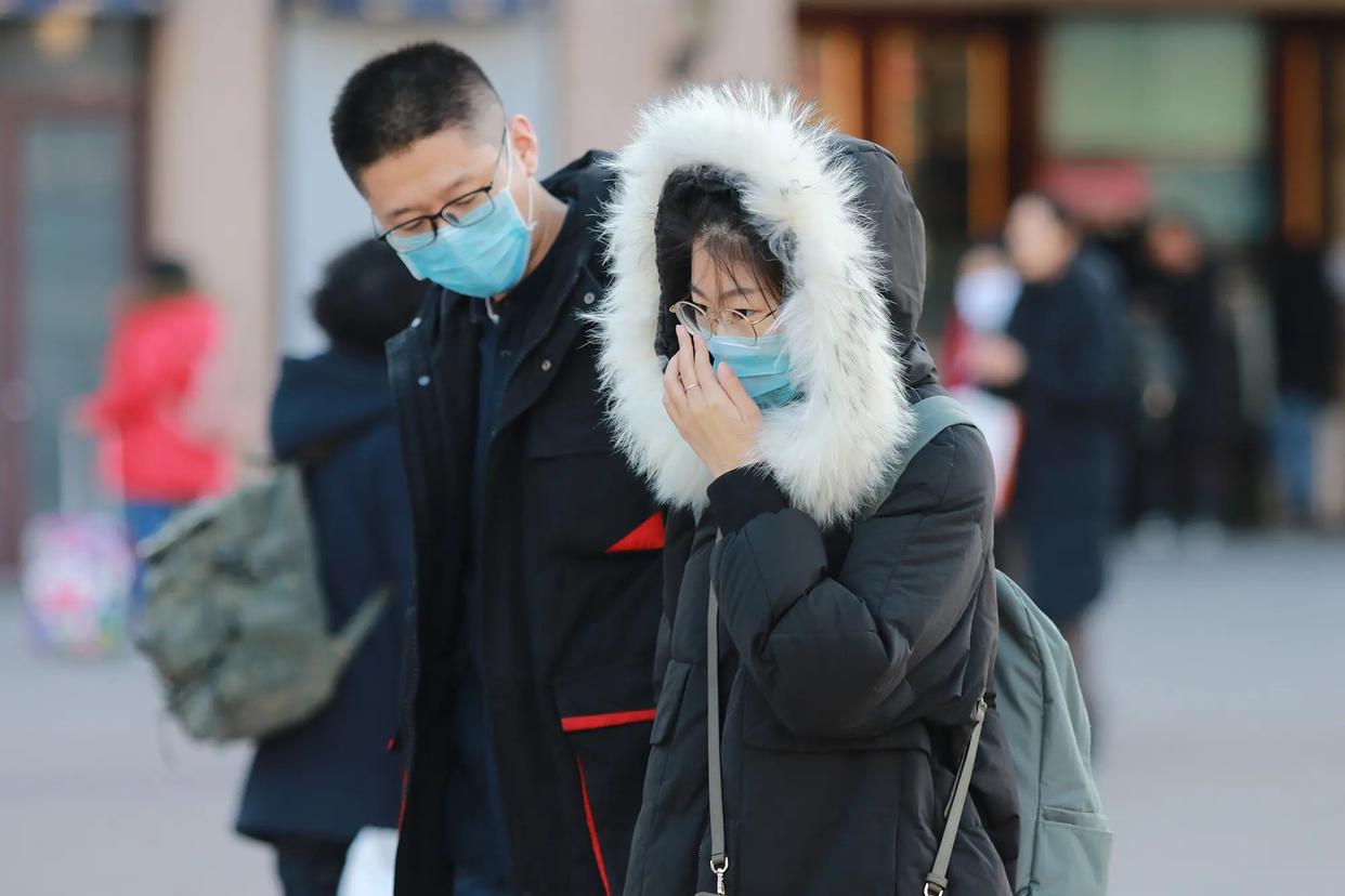 广东一女大学生放假,妈妈在车站给女儿消毒换衣,也要被指责吗?