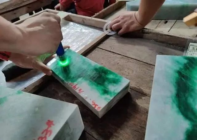 翡翠|平洲都发翡翠玉石公盘,行家带你看新料!