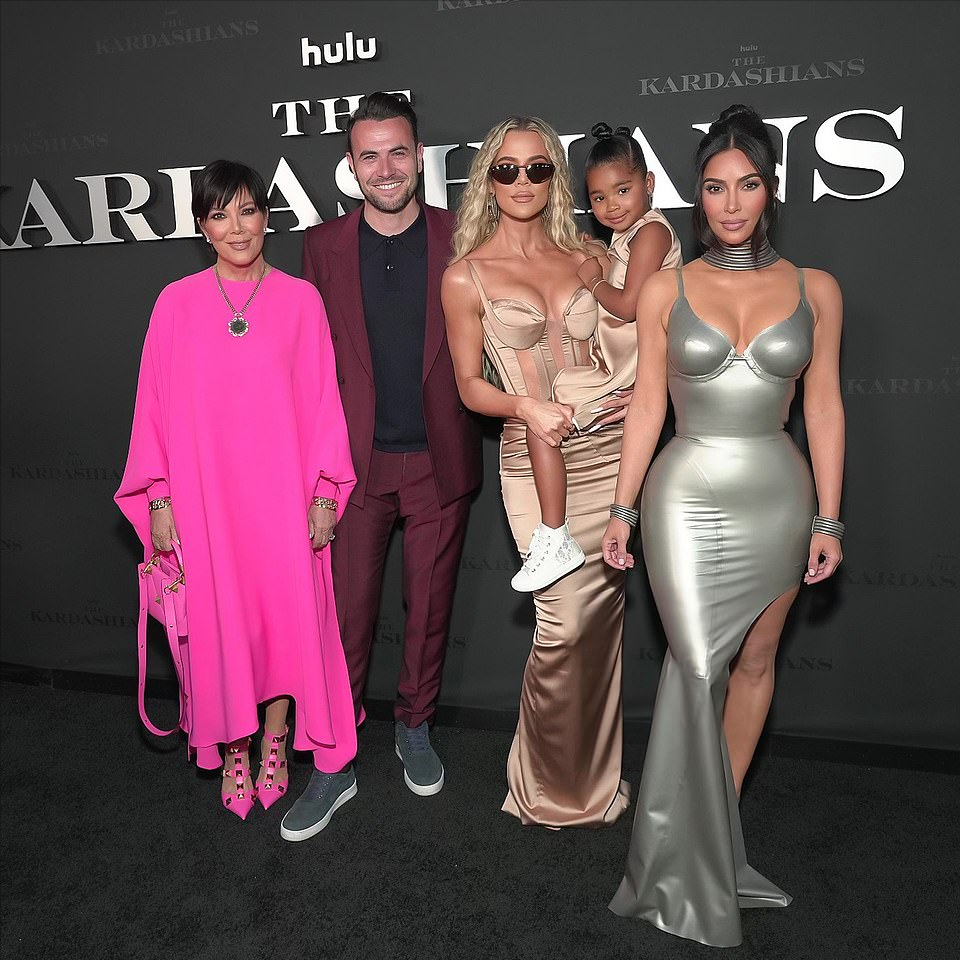 写真|卡戴珊一家闪耀真人秀红毯!金姐乳胶裙快要撑爆,勒出一尺7细腰