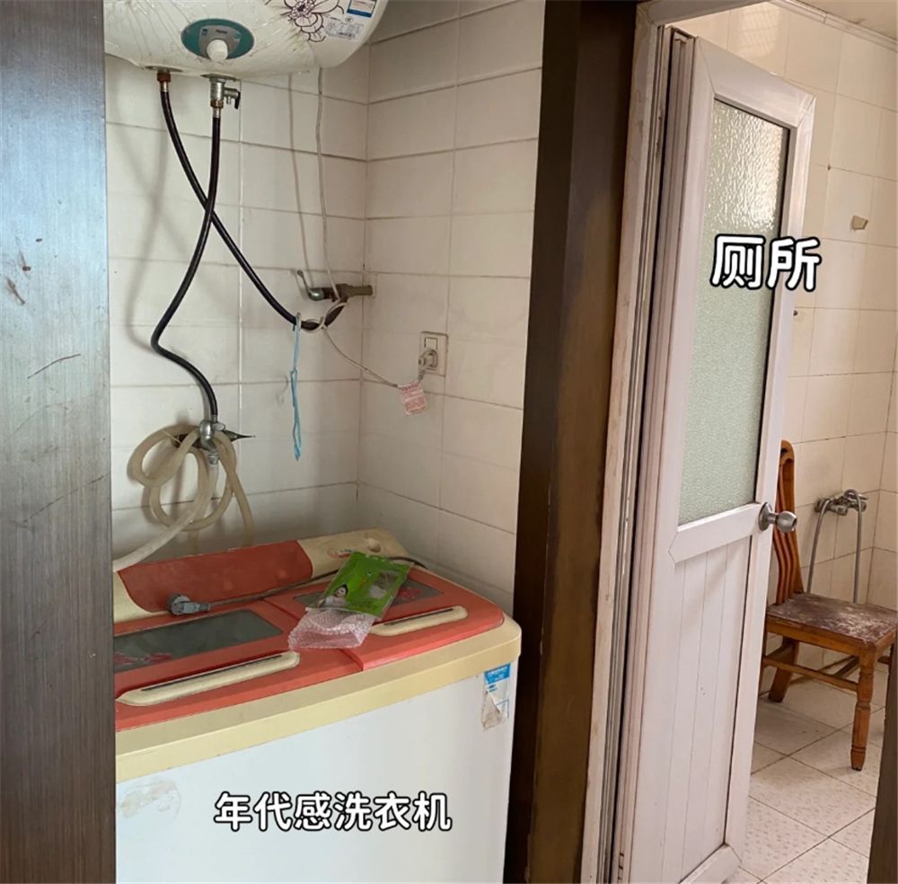 她低价租下楼顶“自建房”,环境虽破旧,却有20㎡露台和3间卧室