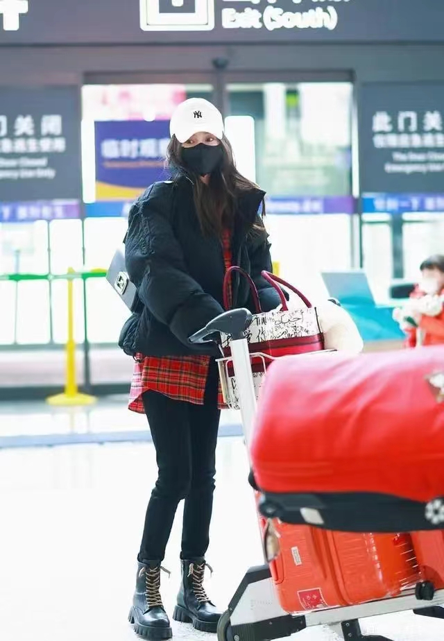 当红女星|Baby单身后，越来越嫩，穿着不输小姑娘！