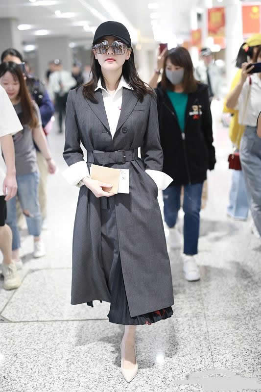 刘诗诗|刘诗诗穿深蓝西装搭配白色直筒裤走机场，帅气时髦很有气场