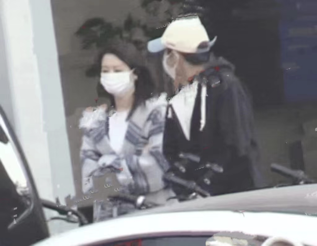 张一山|张一山携女友回公寓疑似同居,次日前往机场,在车内拥吻难舍难分