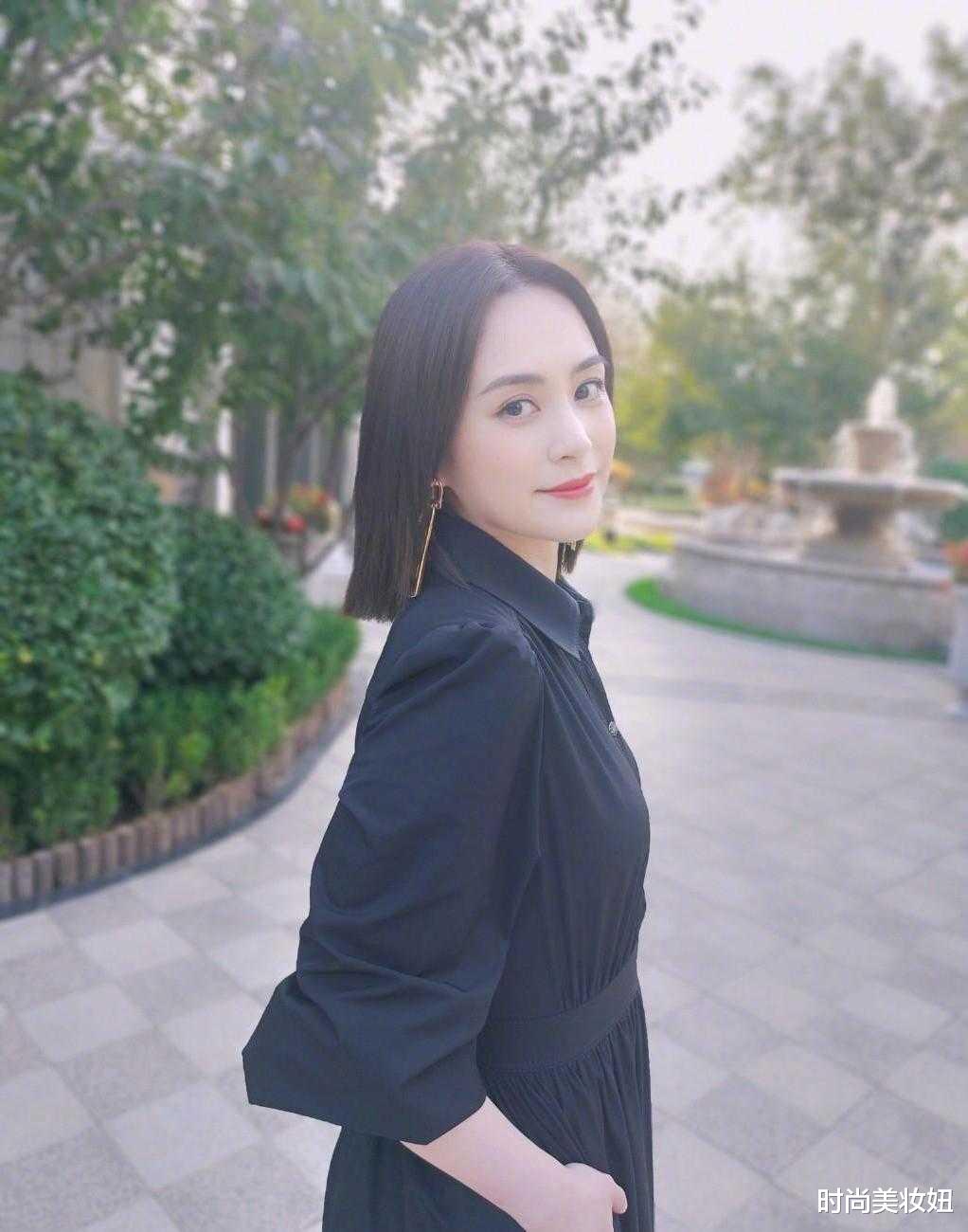 齐刘海 阿娇离婚后形象大变，一刀切短发配黑色连衣裙时尚霸气，太美了