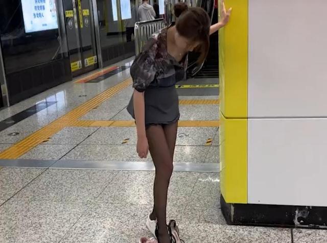 美女黑丝短裙在地铁站换鞋,引发路人驻足观看