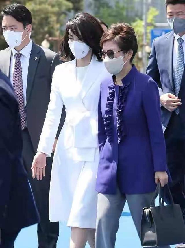 流行 韩国新第一夫人审美太拉垮，韩风打扮像个网红，没前第一夫人高级