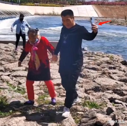 李玉成|逢场作戏?李玉成带85岁马玉琴外出游玩,镜头前牵手镜头后松开