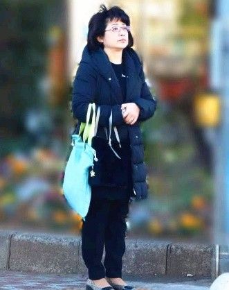 山口百惠|山口百惠：21岁嫁三浦友和，4年后生下儿子，穿着朴素笑容却更美