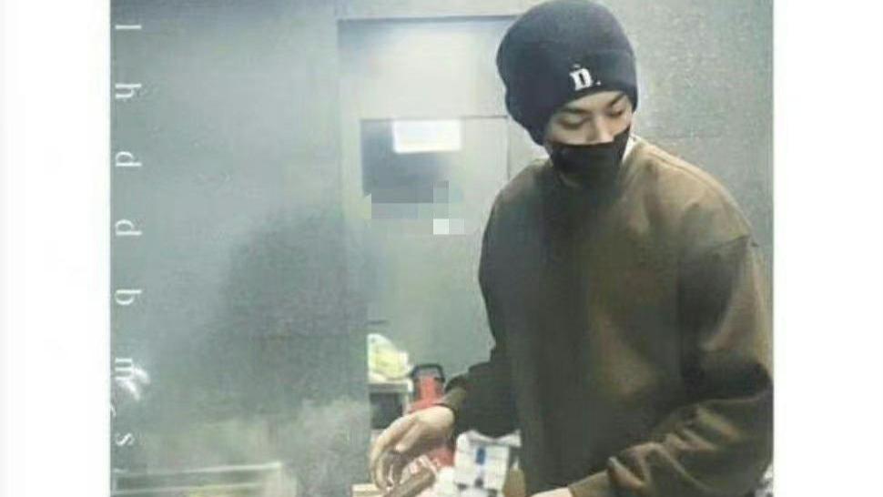 王鹤棣|王鹤棣回自家炸串店做饭，和发小打球，当了大明星不忘本？