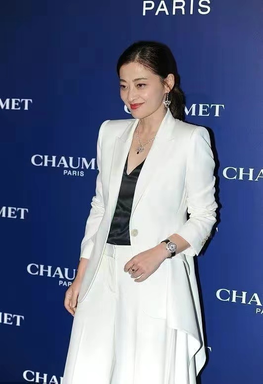 文静|大衣哥儿子又订婚!女方是小学教师神似陈亚楠,敬茶改口文静端庄