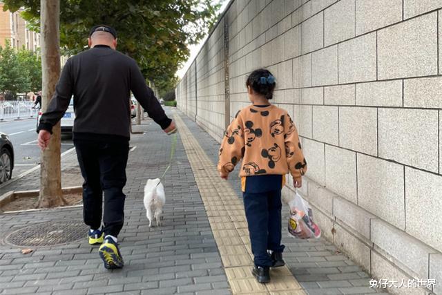 岳云鹏|德云社岳云鹏妻子晒照,评论区画风集体跑偏,岳岳的卫衣真抢镜