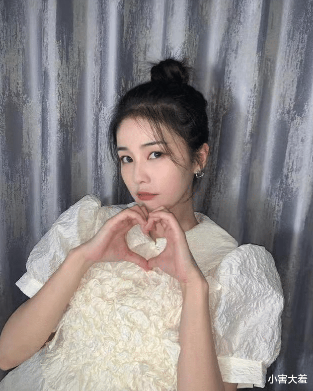 白梦妍|“笑出鹅叫”白鹿：被于正力捧压番关晓彤，成名后带闺蜜一起致富