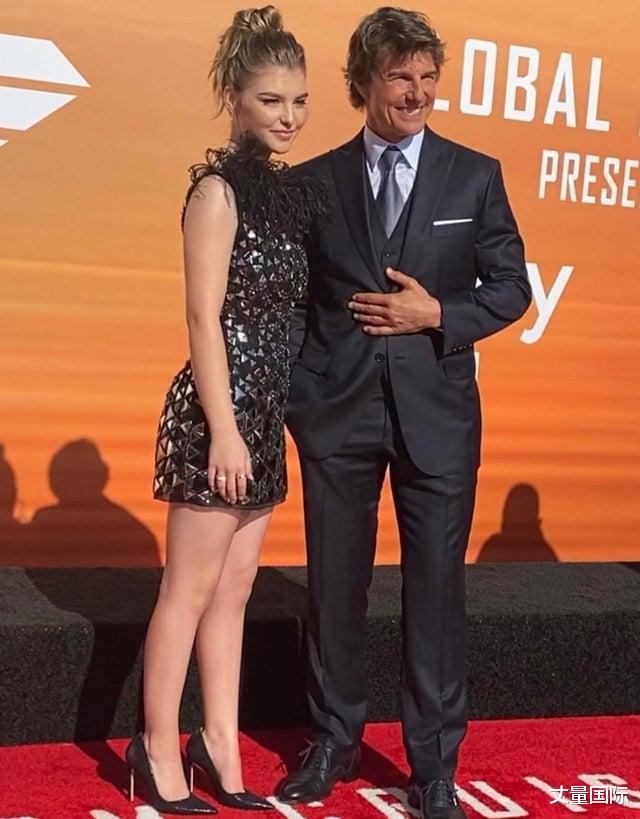 张曼玉|《壮志凌云》17岁女儿精致五官超抢镜,首映会上与阿汤哥亲密合影