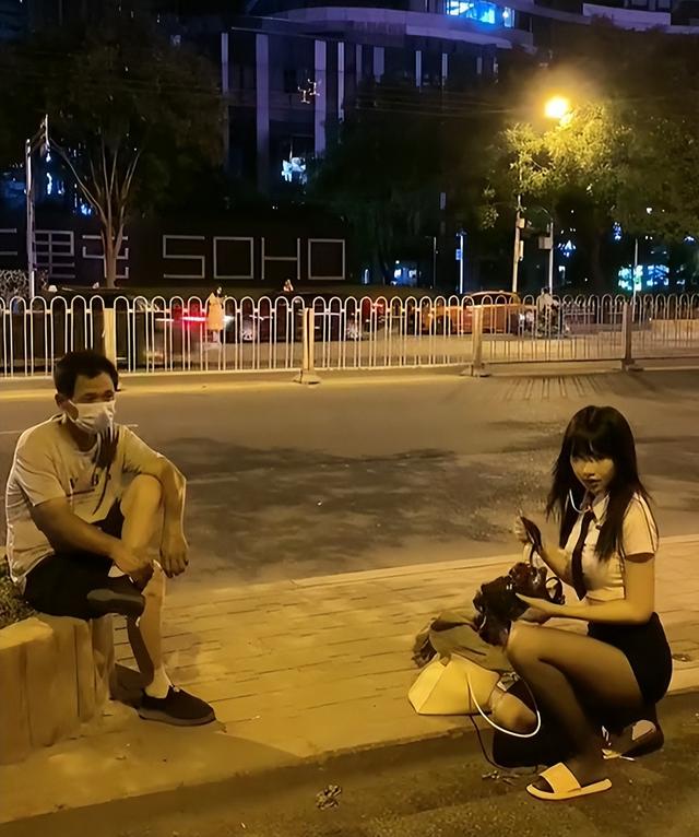 深夜榜一大哥约见女主播,大马路上按奈不住,当场让女主播更换裤袜高跟鞋