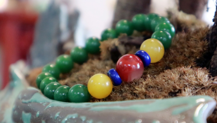 |和田玉手镯为何会出现小黑点？这种手镯是假的吗？别被表面所欺骗