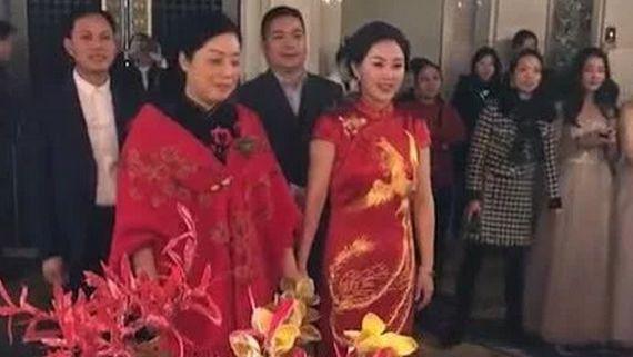 儿子婚礼，老妈气场全开，五十岁宛如少女，站在一起丈母娘尴尬了