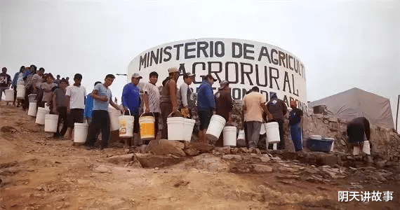 秘鲁拿命捡鸟粪的年轻人：每天5点排队上班挖粪，生活条件极差