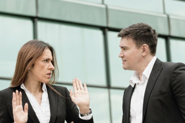 高跟鞋|在职场中，不怀好意的同事如何孤立你？通常就是这六招