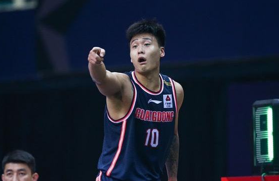 上海男篮|新赛季上海夺冠基本确定！内线双塔让人羡慕，辽广男篮的结合体