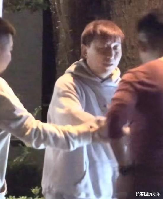 陈羽凡|陈羽凡现身街头与友人热聊,久未露面身材发福,与昔日判若两人