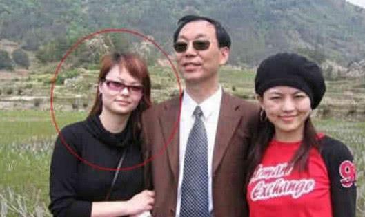 李湘|李湘生活奢侈身家上亿，亲生妹妹李玲却活得很普通