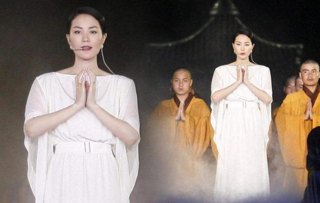 王菲|53岁歌坛天后王菲，一身尼姑打扮现身庙宇，气质与舞台风大不同