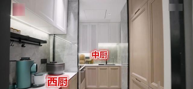 小户型不要再硬塞岛台了,10m长橱柜一分为三,中西双厨都满足