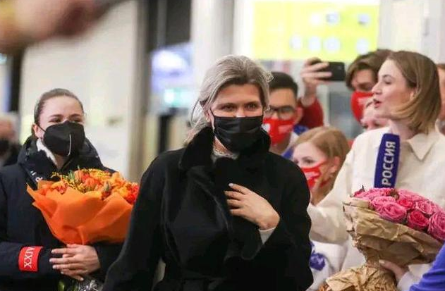 卡米拉·瓦利耶娃|K宝到达莫斯科！戴口罩难掩憔悴，粉丝捧花夹道欢迎，为她打气