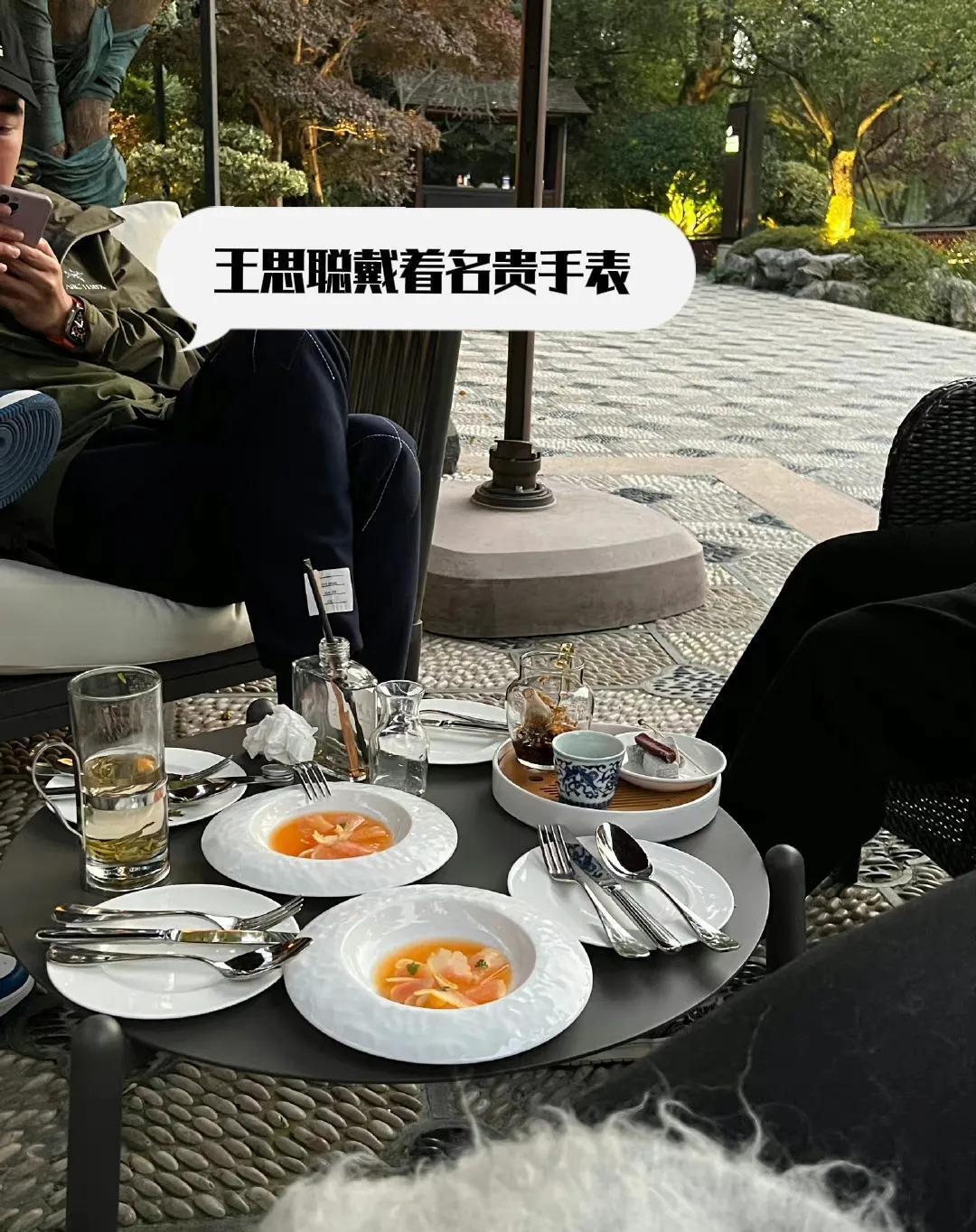 王思聪|王思聪戴着百万名表请新女友吃饭，新女友柳禹安甜蜜晒照