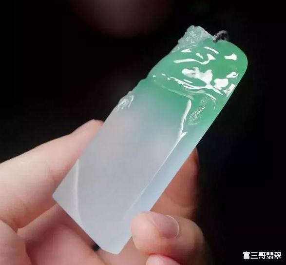 翡翠|玉赏 ▏翡翠龙牌挂件，前有神龙后有佛陀，简约却不简单！