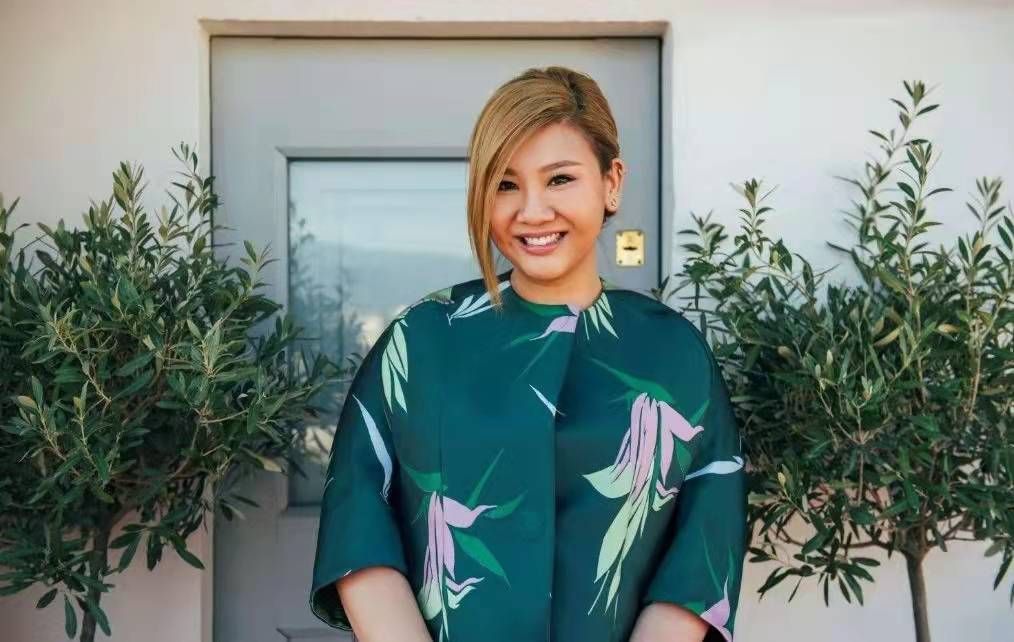 鹿晗|75岁郑少秋和郑欣宜同台,互相鼓励略显客气,一头黑发成焦点