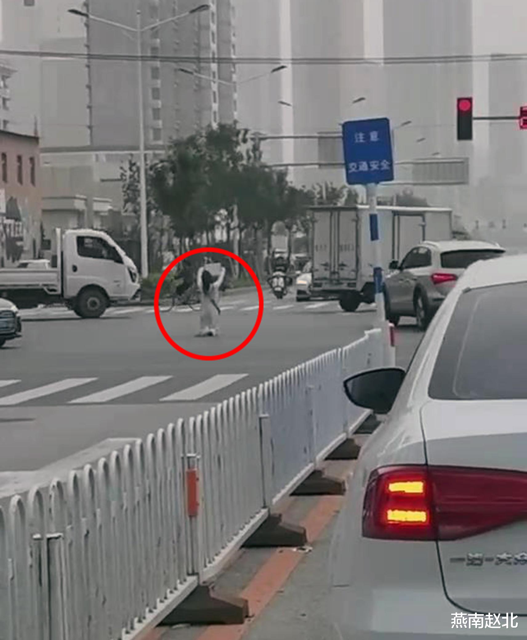 保定一年轻女子跪路口举照片“找寻男友”,知情网友:乌龙了