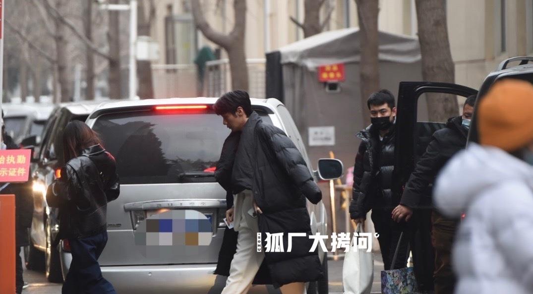 赵丽颖|春晚彩排赵丽颖穿运动装、戴围巾挺厚实,李宇春不怕冻穿大衣好酷