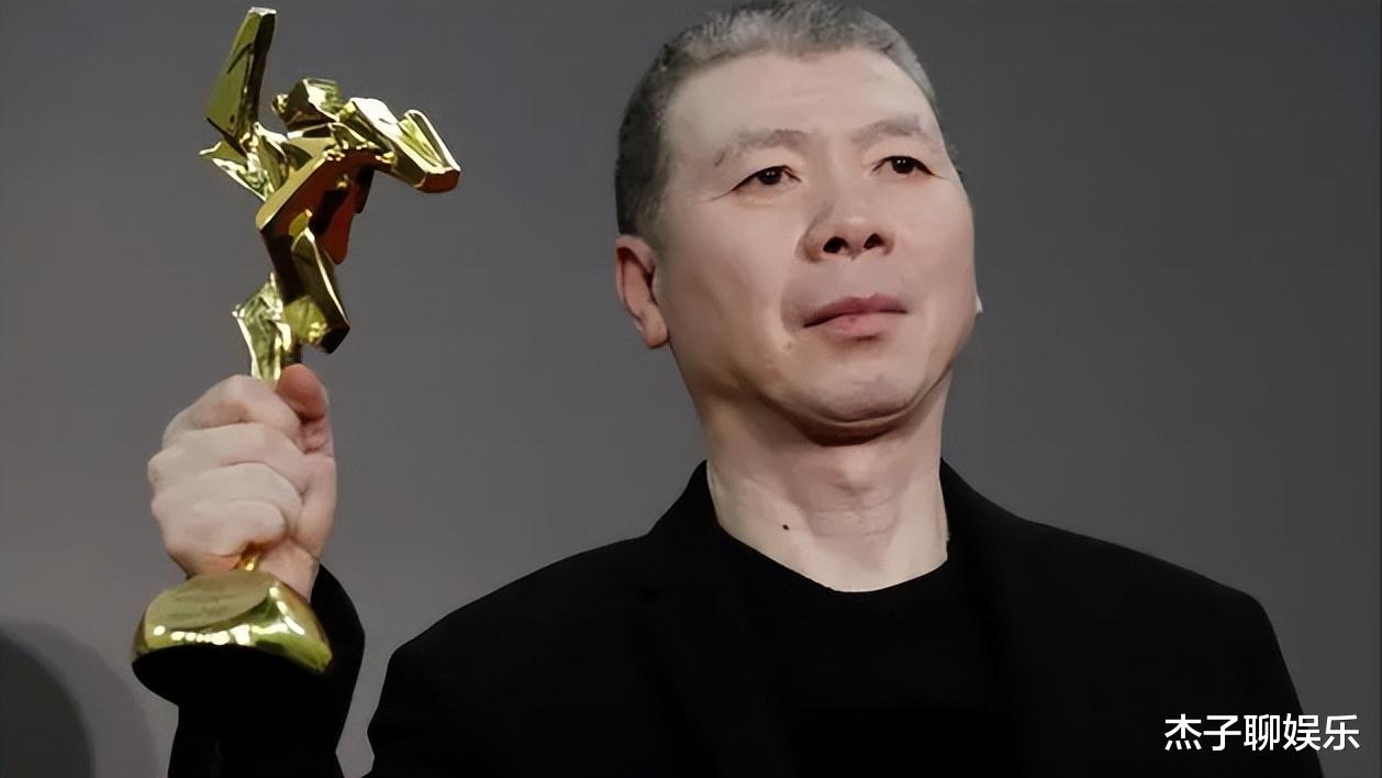 杨澜|继冯小刚后,杨澜也被爆移居国外,54岁近照撞脸演员陈冲